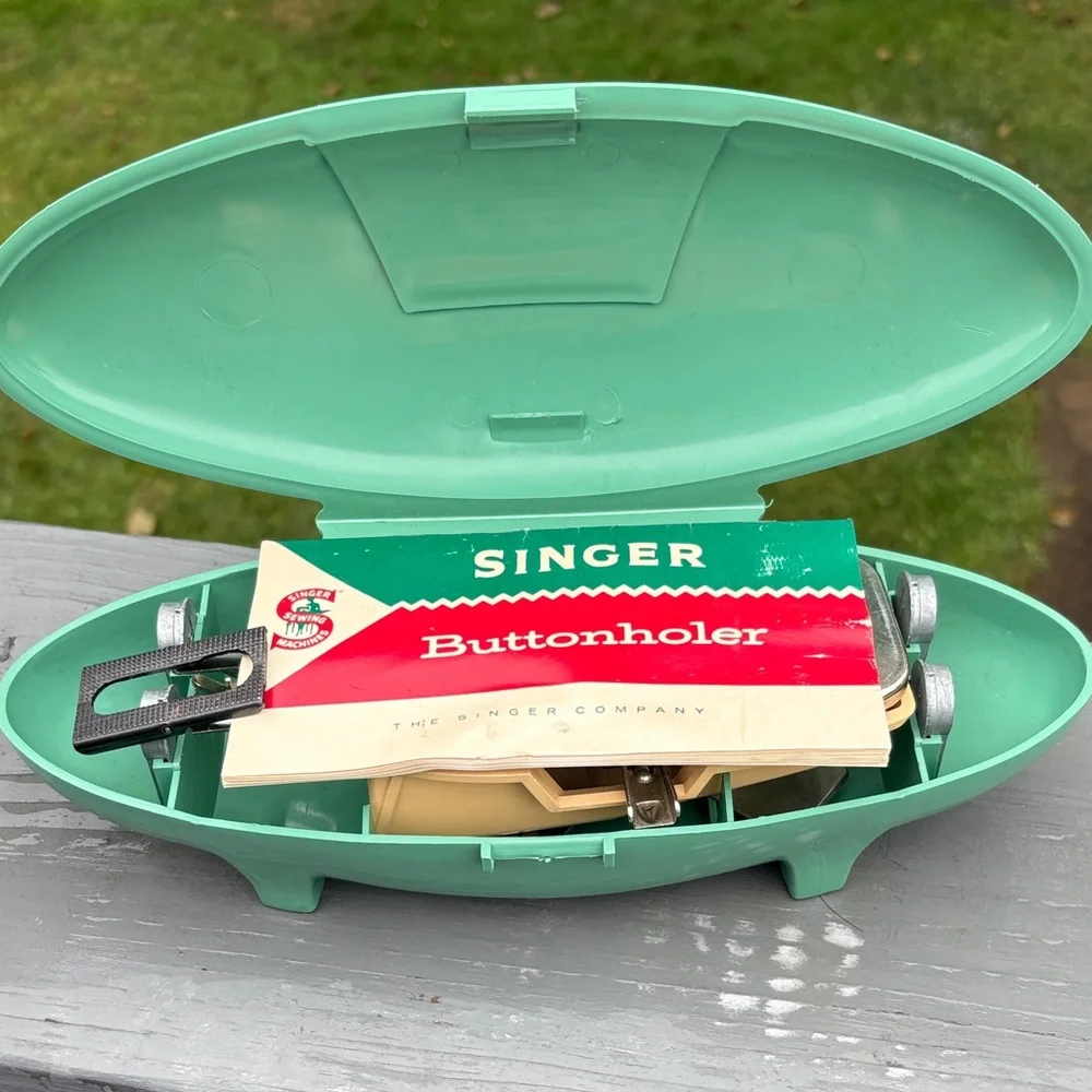 Singer Buttonholer - Picture 3 of 9